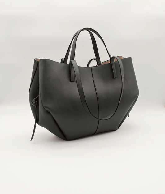 Tote Bag Maila Größe L in Schwarz, schräge Seitenansicht mit klarer Silhouette