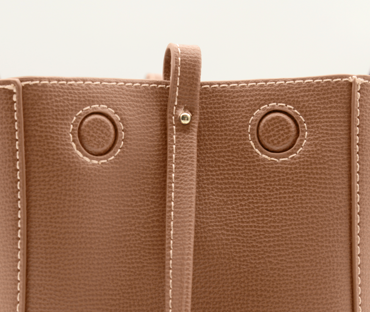 Detailaufnahme der Mini Tote Bag Maila in Camel, strukturierte Oberfläche und Magnetverschluss