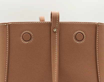 Detailaufnahme der Tote Bag Maila Größe L in Camel – strukturierte Oberfläche und Magnetverschluss