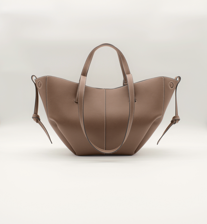 Mini Tote Bag Maila in Wurzel – kompakte Tote Bag mit klarer Form