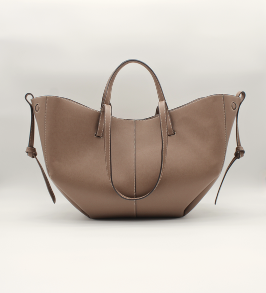 Tote Bag Maila Größe L in Wurzel – Frontansicht offen mit großzügigem Innenraum
