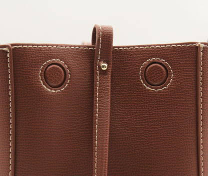 Detailaufnahme der Mini Tote Bag Maila in Cognac, strukturierte Oberfläche und Magnetverschluss