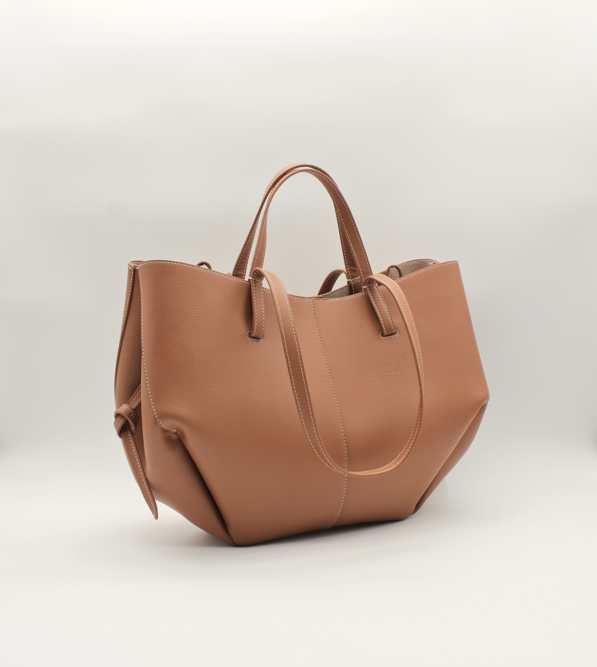Tote Bag Maila Größe L in Camel – schräge Seitenansicht mit klarer Silhouette
