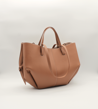 Tote Bag Maila Größe L in Camel – schräge Seitenansicht mit klarer Silhouette