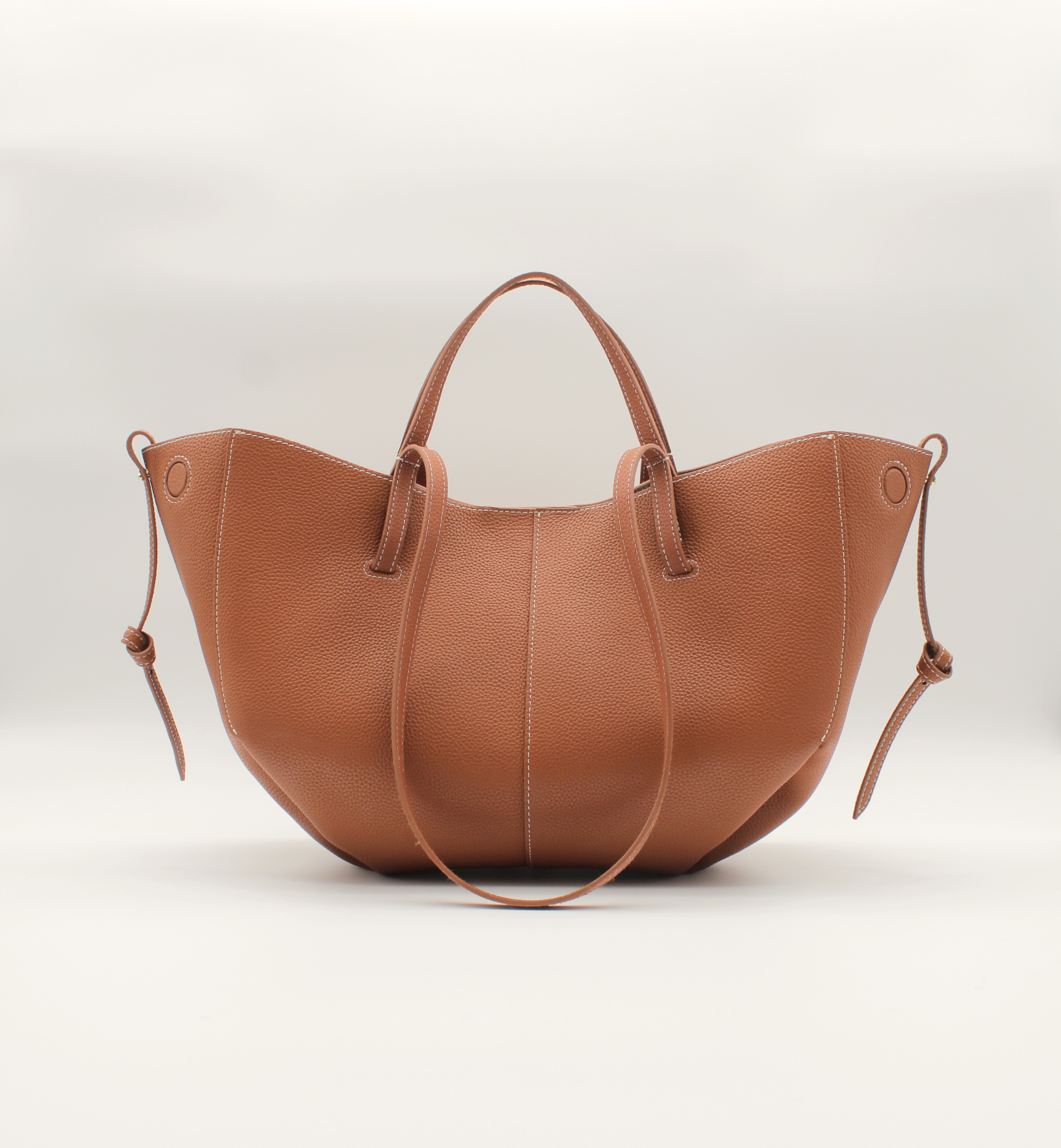 Tote Bag Mille Größe M in Camel – Frontansicht offen mit genarbtem Echtleder