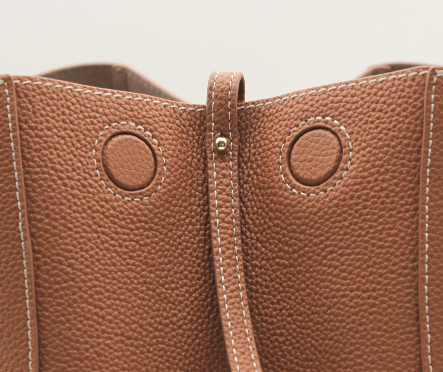 Detailaufnahme der Tote Bag Mille Größe M in Camel – genarbtes Rindsleder mit Magnetverschluss