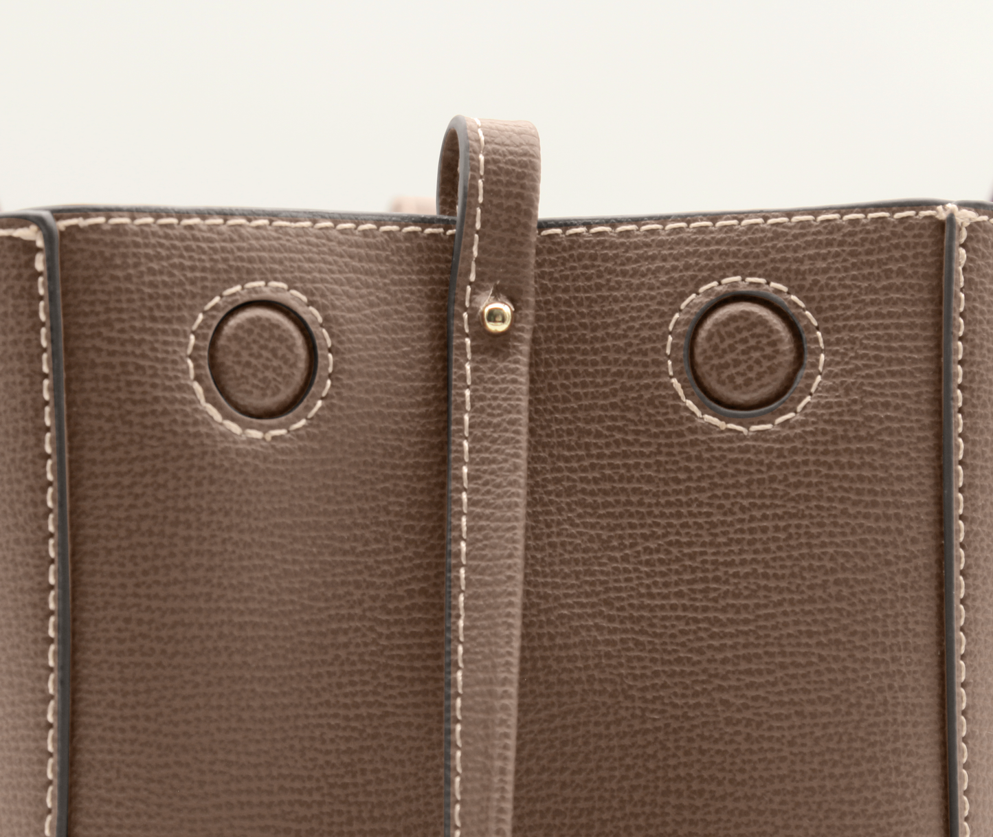 Detailaufnahme der Mini Tote Bag Maila in Wurzel – strukturierte Oberfläche und Magnetverschluss
