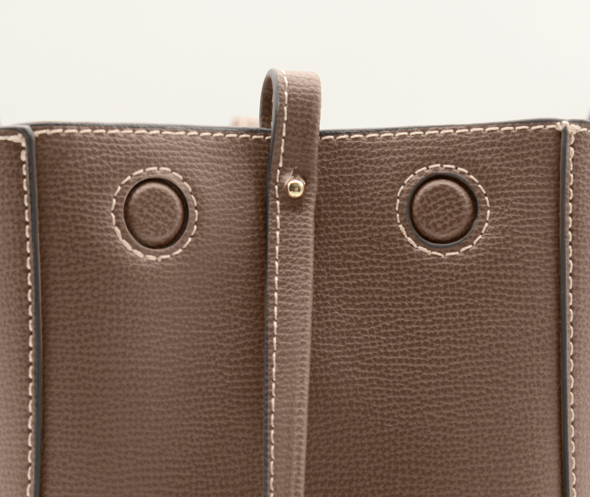 Detailaufnahme der Mini Tote Bag Maila in Wurzel – strukturierte Oberfläche und Magnetverschluss