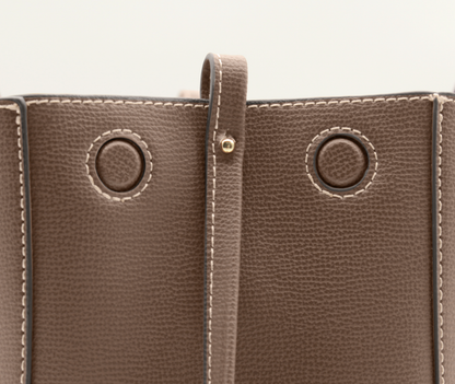 Detailaufnahme der Mini Tote Bag Maila in Wurzel – strukturierte Oberfläche und Magnetverschluss