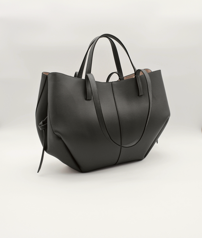 Tote Bag Maila Größe L in Schwarz, schräge Seitenansicht mit klarer Silhouette