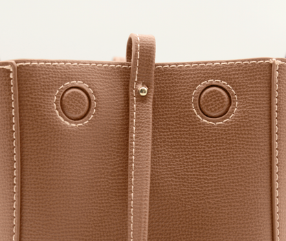 Detailaufnahme der Mini Tote Bag Maila in Camel, strukturierte Oberfläche und Magnetverschluss