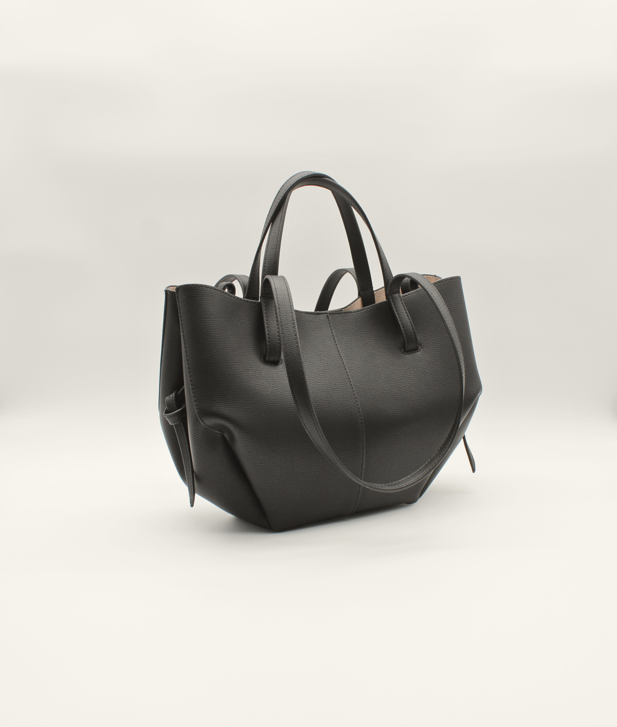 Mini Tote Bag Maila in Schwarz, schräge Seitenansicht mit minimalistischer Silhouette