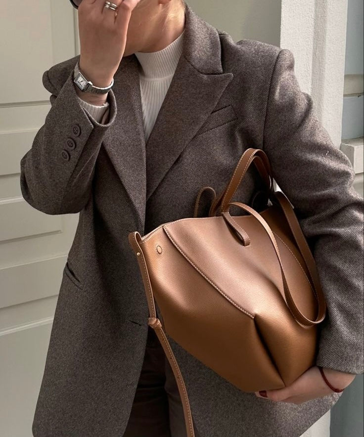 Tote Bag Maila Größe L in Camel getragen – elegante Tote Bag im Alltag
