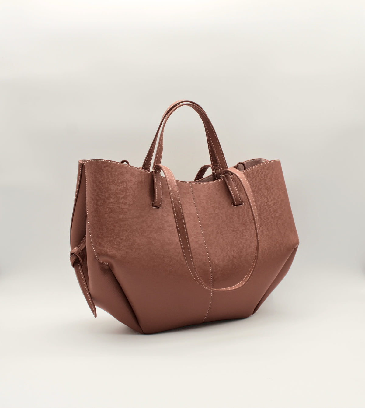 Tote Bag Maila Größe L in Cognac, schräge Seitenansicht mit klarer Silhouette