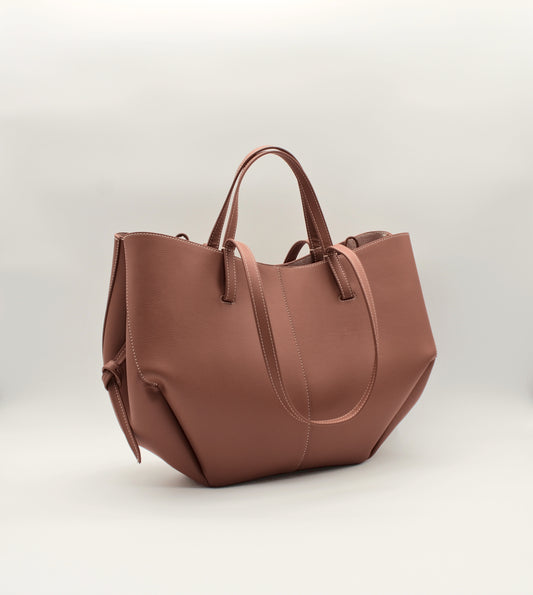 Tote Bag Maila Größe L in Cognac, schräge Seitenansicht mit klarer Silhouette