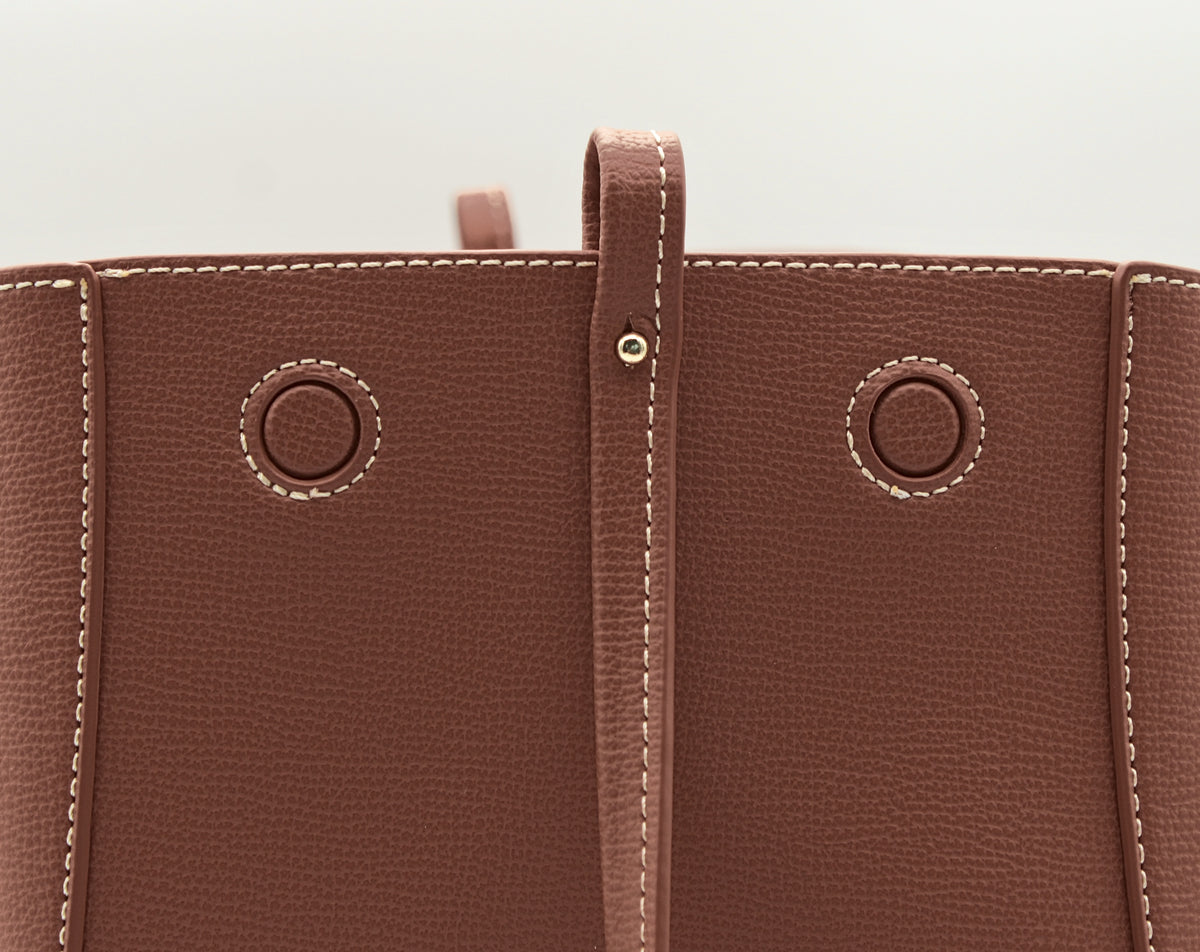 Detailaufnahme der Tote Bag Maila Größe L in Cognac, strukturierte Oberfläche und Magnetverschluss