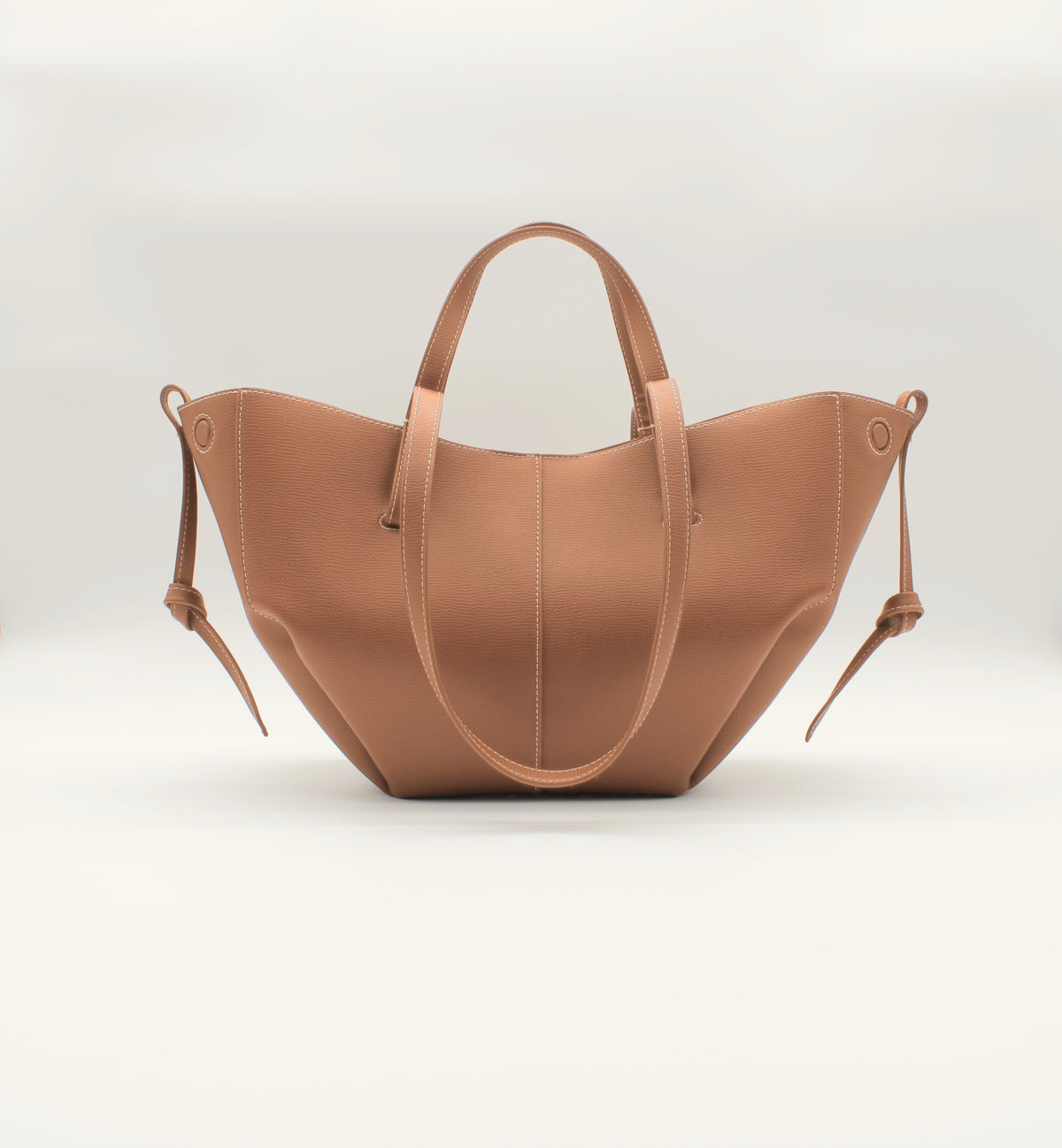 Mini Tote Bag Maila in Camel, Frontansicht auf hellem Hintergrund