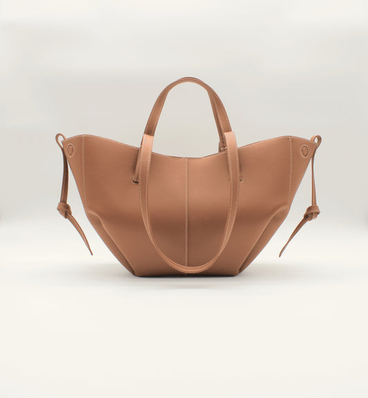 Mini Tote Bag Maila in Camel, Frontansicht auf hellem Hintergrund