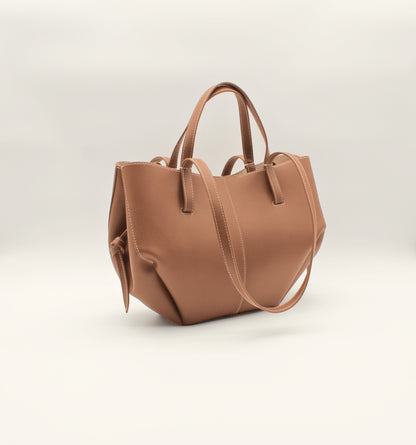 Mini Tote Bag Maila in Camel, Seitenansicht auf hellem Hintergrund