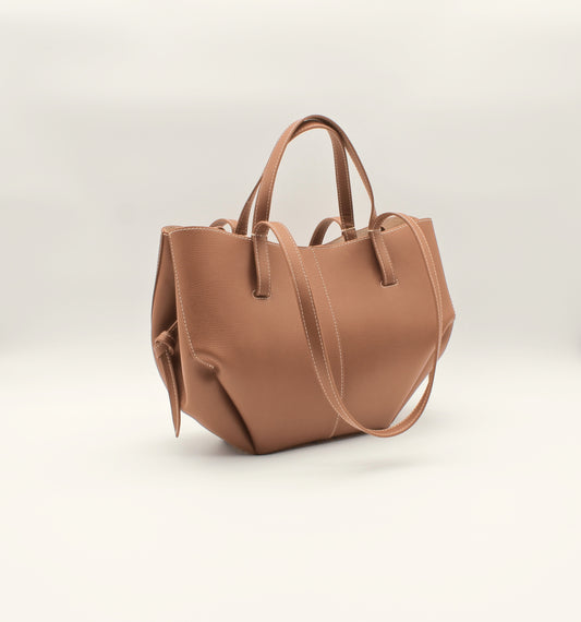 Mini Tote Bag Maila in Camel, Seitenansicht auf hellem Hintergrund