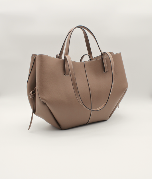 Tote Bag Maila Größe L in Wurzel – schräge Seitenansicht mit klarer Silhouette