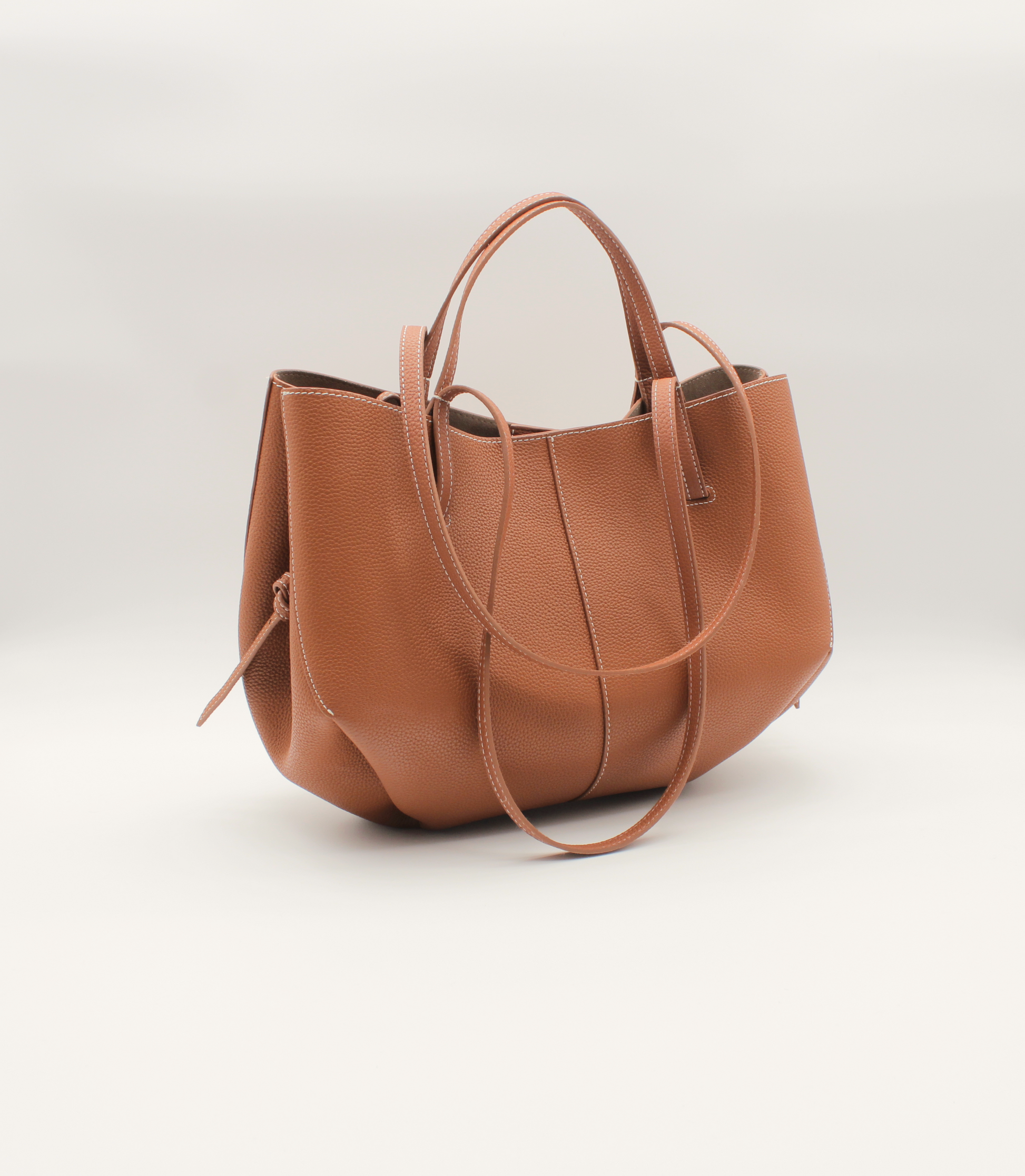 Tote Bag Mille Größe M in Camel – schräge Seitenansicht mit weicher Alltagsform