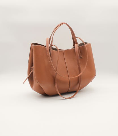 Tote Bag Mille Größe M in Camel – schräge Seitenansicht mit weicher Alltagsform