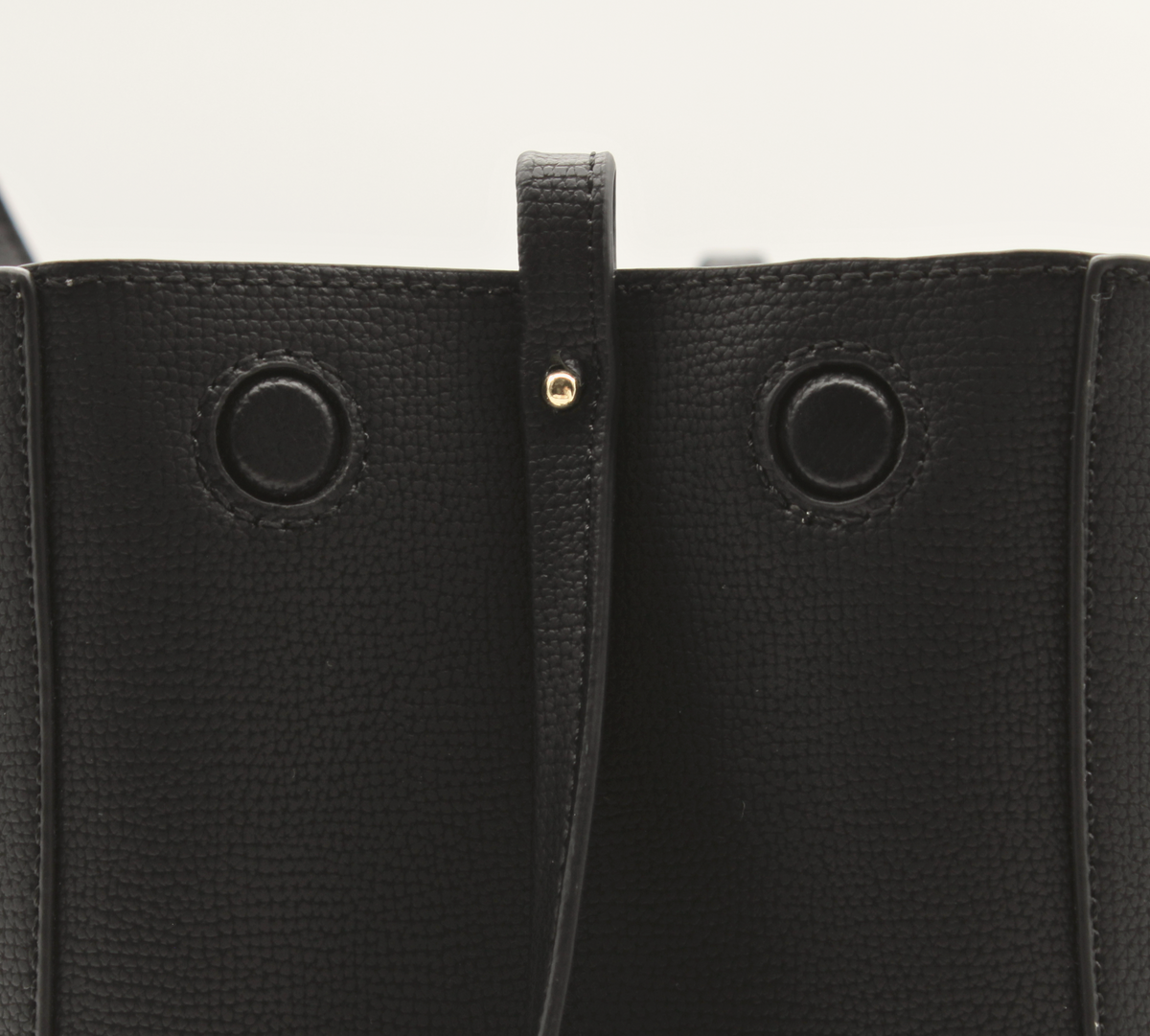 Detailaufnahme der Mini Tote Bag Maila in Schwarz, strukturierte Oberfläche und Magnetverschluss