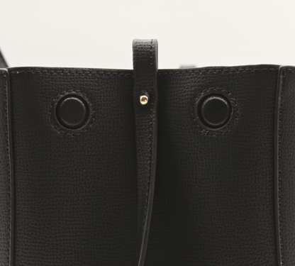 Detailaufnahme der Mini Tote Bag Maila in Schwarz, strukturierte Oberfläche und Magnetverschluss
