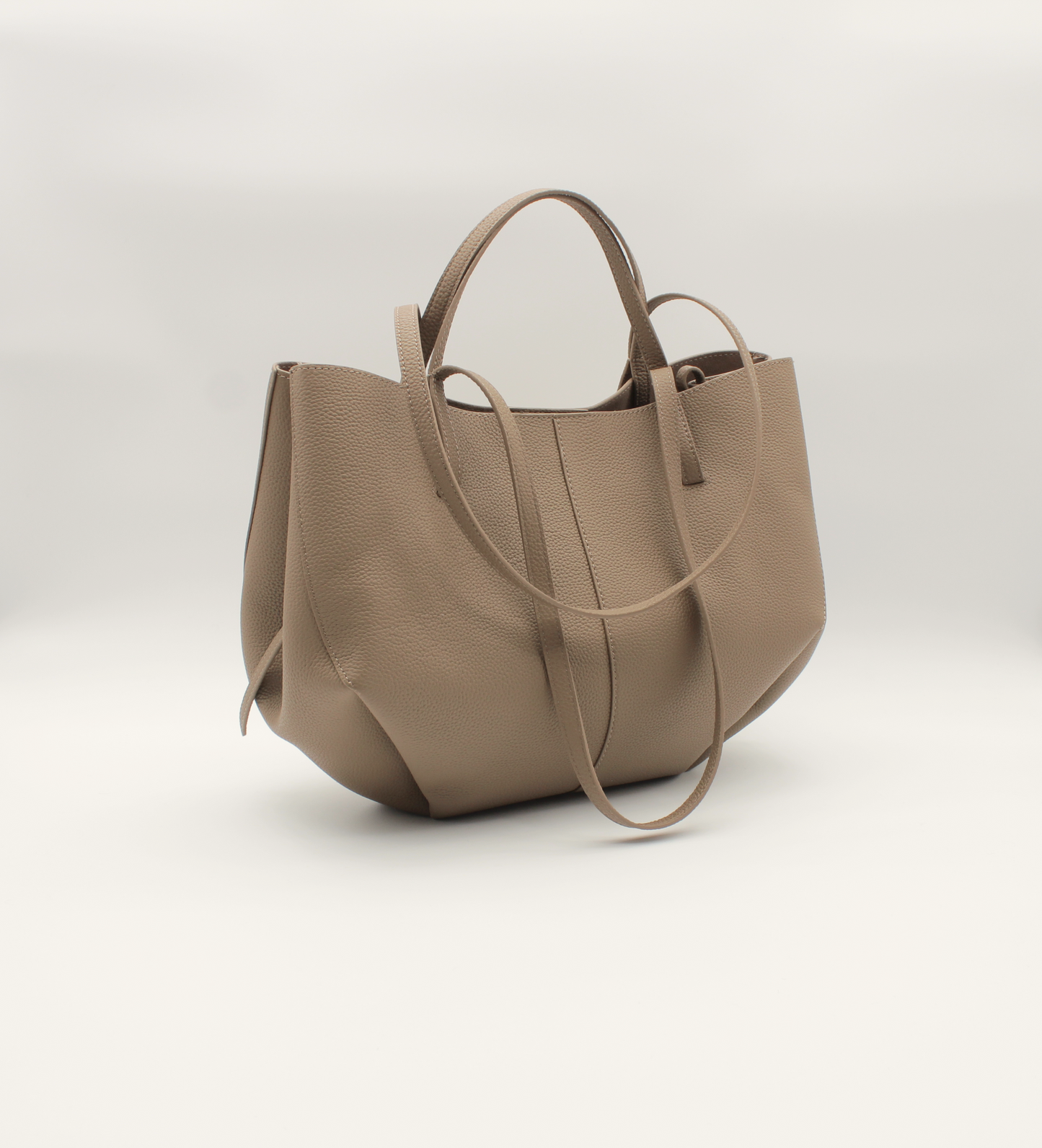 Tote Bag Mille Größe M in Taupe – schräge Seitenansicht mit weicher Alltagsform