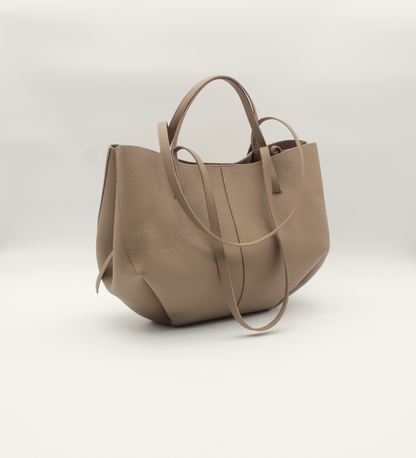 Tote Bag Mille Größe M in Taupe – schräge Seitenansicht mit weicher Alltagsform