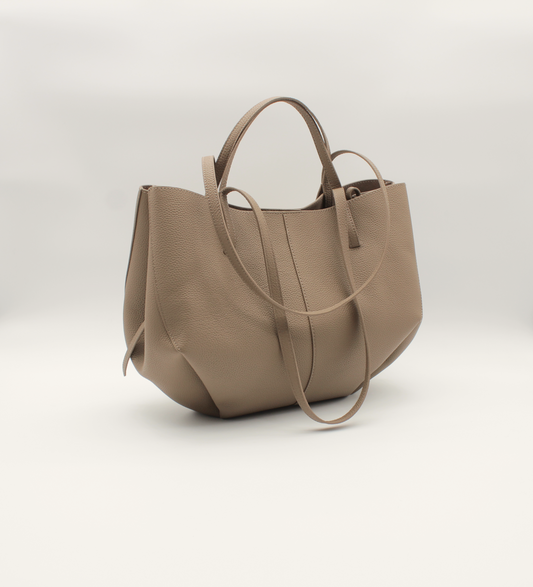 Tote Bag Mille Größe M in Taupe – schräge Seitenansicht mit weicher Alltagsform