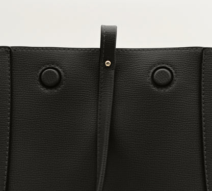 Detailaufnahme der Tote Bag Maila Größe L in Schwarz, strukturierte Oberfläche und Magnetverschluss